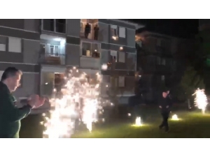 Sağlık Çalışanlarına Meşaleler Ve Alkışlarla Destek Verdiler