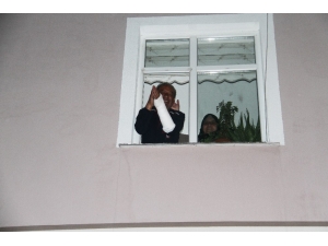 Alçılı Koluyla Alkış Tutarak Sağlıkçılara Destek Verdi