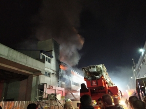 Esenyurt’ta Kimyasal Boya Ve Plastik Ürünler Fabrikasında Yangın