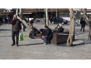 Banklara Oturan Yaşlı Vatandaşlara Seyyar Satıcıdan Örnek ‘Korona’ Tepkisi