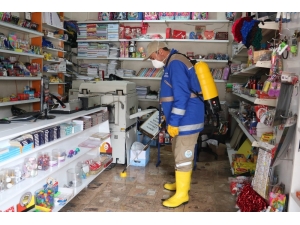 Muhtar İş Yerlerini Tek Tek Gezerek Dezenfekte Etti