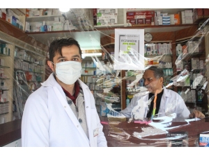 Korona Virüs Salgınına Karşı Eczacılar Şeffaf Brandayla Önlem Aldılar