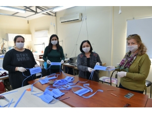 Çiğli’deki Sağlıkçıların Maskeleri Çiğli Belediyesinden