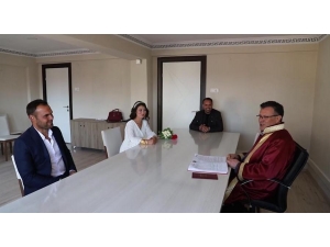 Törensiz Nikahta Damatla Gelin Mesafeli Oturdu