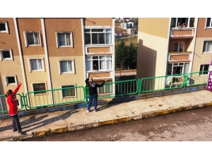 Evde Sıkılan Kadınlara Pencereden Egzersiz Yaptırdılar