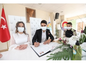 Mersin’de Maskeli Nikah