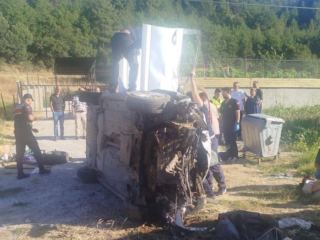 usak-ta-otomobil-karsi-seride-gecip-devrildi-1-olu-3-yarali
