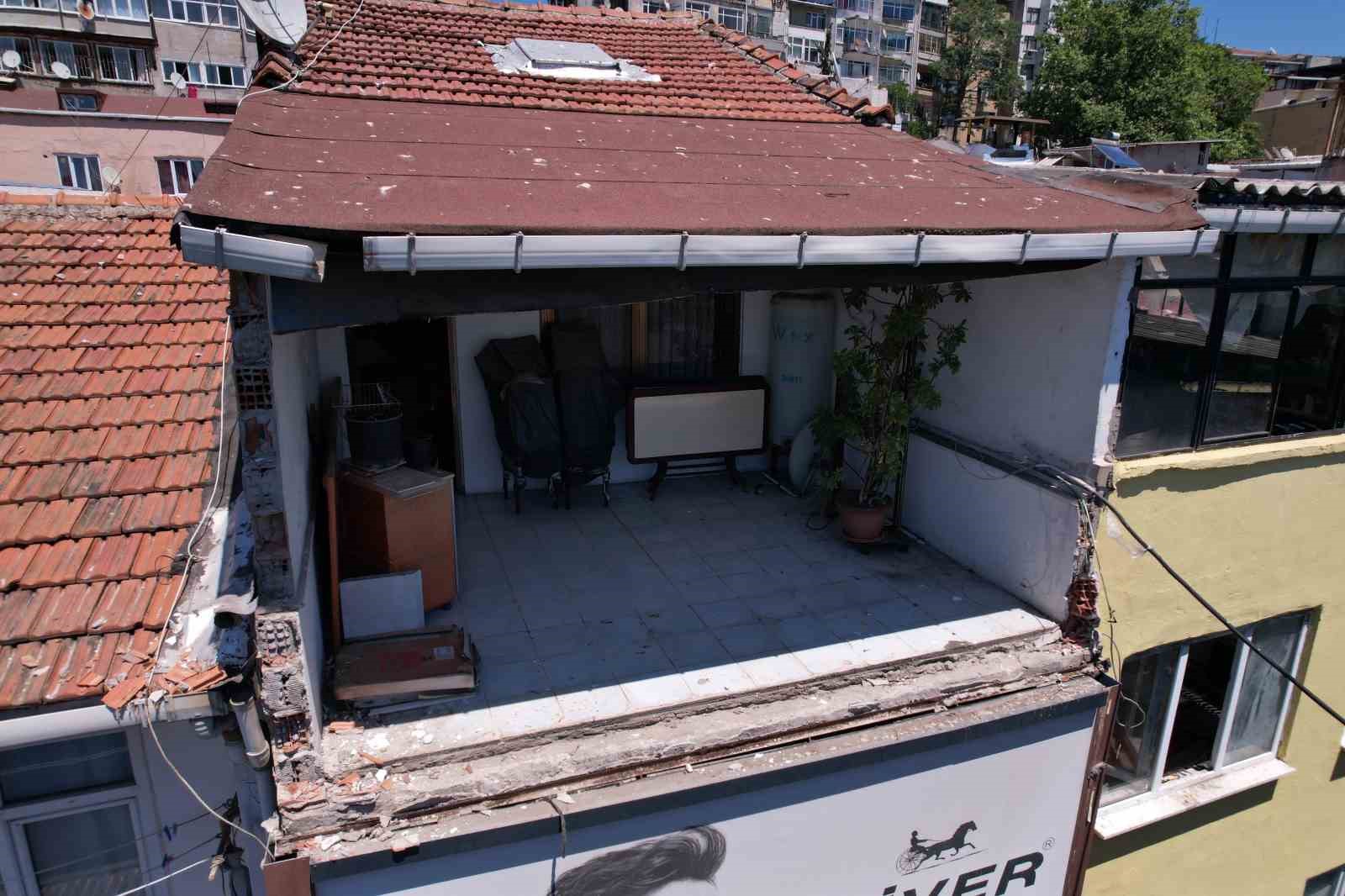 fatih-laleli-de-binadan-kopan-beton-ve-metal-parcalar-yere-dustu-facianin-esiginden-donuldu