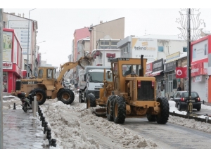 Nevşehir’de Cadde Ve Sokaklarda Kar Temizliği Çalışmaları Sürüyor