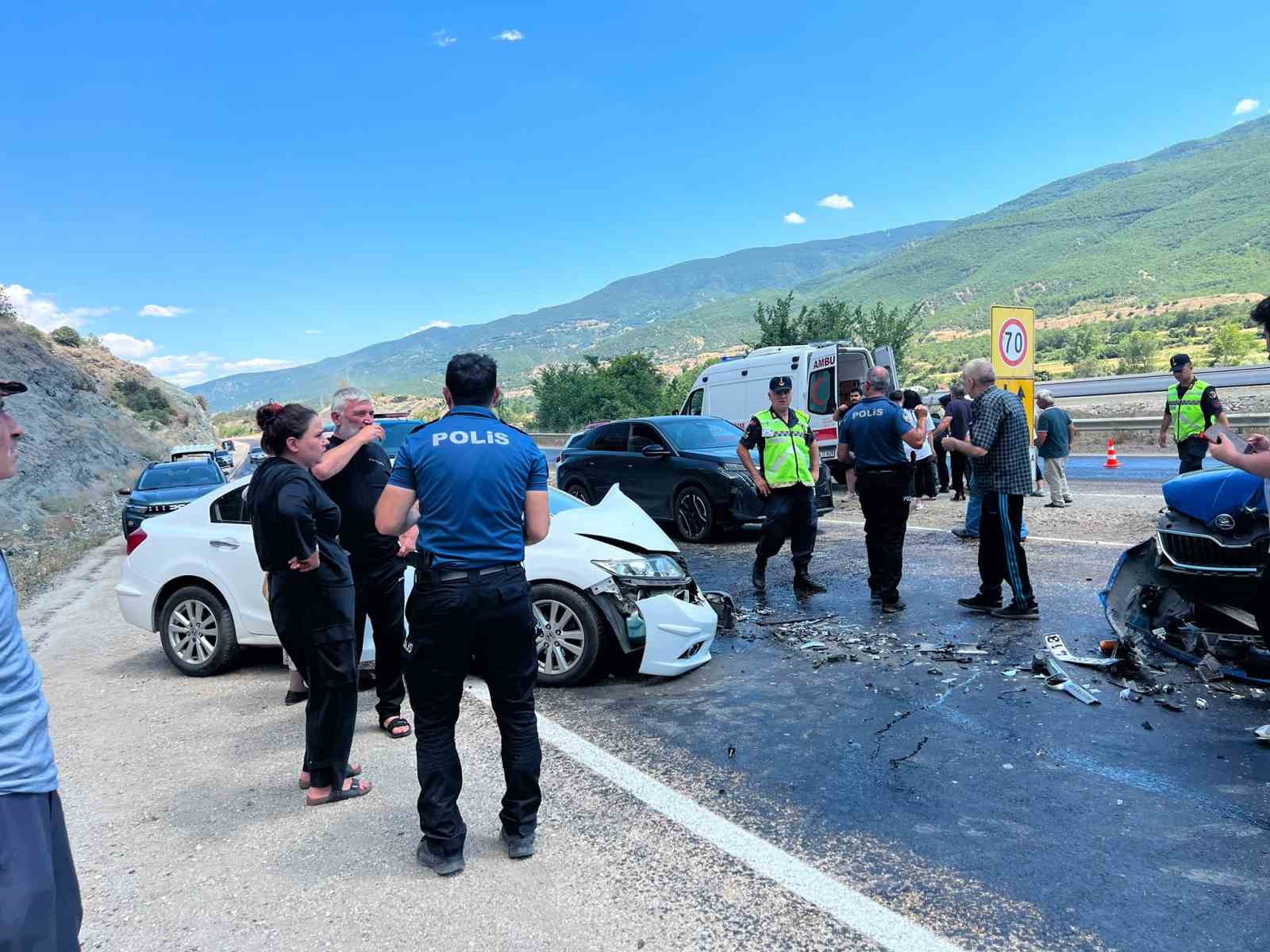 kastamonu-da-iki-otomobil-carpisti-5-yarali