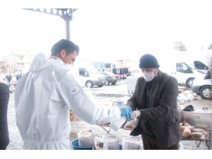 Ürgüp’te Pazar Alışverişi Yapanlara El Dezenfektanı Sıkıldı