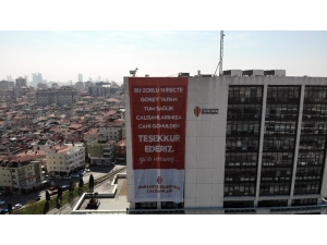 Sağlık Çalışanlarına Destek İçin Açılan Dev Pankart Havadan Görüntülendi
