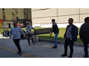 Karabük’te Belediyeler Bankları Kaldırdı