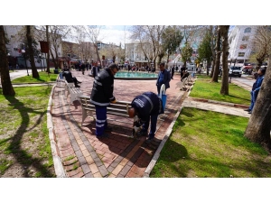 Adıyaman’da Banklar Sökülüyor