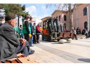 Elazığ’da "Hadi Gah Eve Gidek" Çözüm Olmayınca Banklar Söküldü
