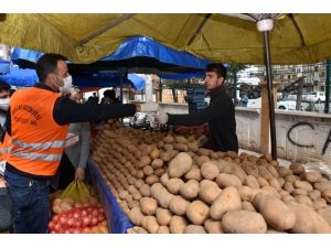 Korona Virüsten Korunmak İçin Pazar Esnafı Ve Vatandaşlara Maske Ve Eldiven