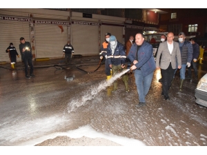 Belediye Başkanı Selih Ekinci Sokakları Dezenfekte Etti