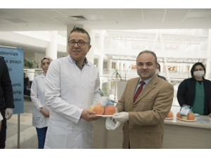 Çorum Belediyesi’nden Sağlık Çalışanlarına Meyve İkramı