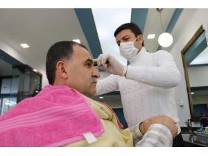Diyarbakırlı Kuaför, ‘Evde Kal Türkiye’ Çağrısına Uyarak Yaşlı Vatandaşları Evde Tıraş Etme Kararı Aldı