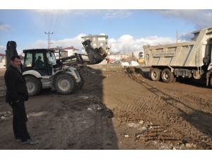 Bulanık Belediyesi Bahar Ayının Gelmeyle Birlikte Yol Yapım Çalışması Başladı