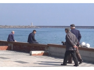 Banklar Kaldırılınca Oraya Dizildiler Gazetecileri Görünce Böyle Uzaklaştılar