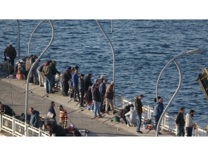 ‘Evde Kal’ Çağrısına Aldırış Etmeden Balık Tuttular