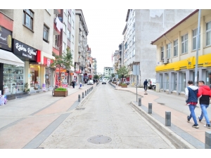 "Evinde Kal" Uyarısı Kepenk Kapattırdı