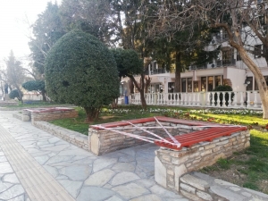 Menteşe’de Banklara Emniyet Şeridi Çekildi