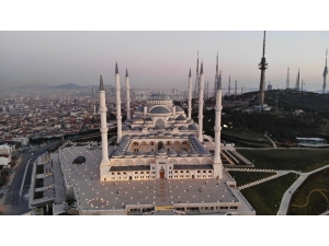 Miraç Kandili’nde Korona Virüs Tedbirleri Kapsamında Kapatılan Çamlıca Camii Havadan Görüntülendi