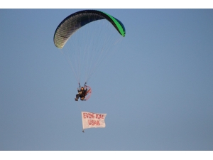 Paraşütçülerden Pankartlı “’Evde Kal’ Çağrısı