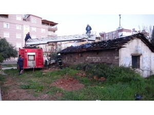 Antalya’da Ahşap Ev Alev Alev Yandı