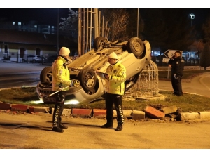 Otomobil Mobese Direğine Çarptı: 4 Yaralı