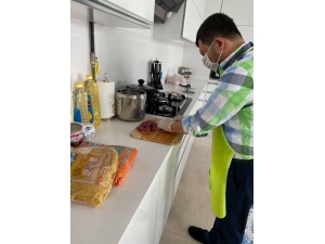 Belediye Başkanı Yaşlılar İçin Mutfağa Girip Yemek Yaptı