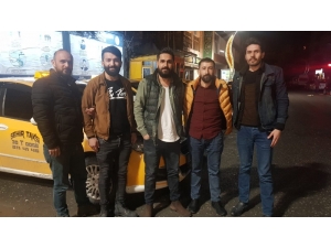 Hakkari’de Taksiciler Sağlıkçılara Kornalı Destek