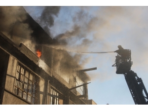 Eyüpsultan’da Plastik Düğme Üreten İşyerinde Yangın