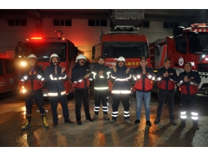 Yüksekova’daki İtfaiyecilerden Sağlık Çalışanlarına Alkışlı Destek