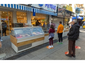 İzmir’de Sosyal Mesafe İçin Zemin Çıkartmaları Devrede