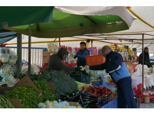 Çiğli’de Zabıta Ekiplerinden Pazar Yerlerine Eldiven Dağıtımı