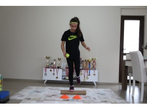 Evde Kalmaları Spor Yapmalarına Engel Olamadı