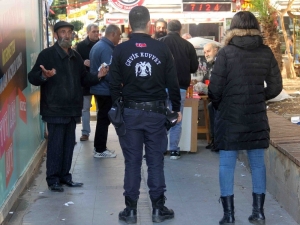 Polis Yaşlıları Parkta Uyarıp Evine Gönderdi
