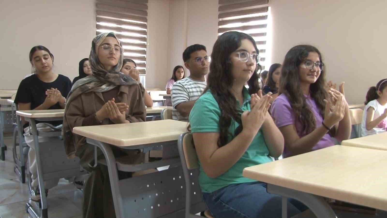 engelleri-asmak-icin-isaret-dili-ogreniyorlar