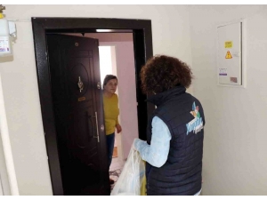 Kocaeli’de Evden Çıkmayan Yaşlıların Alışverişini Belediye Ekipleri Yapıyor