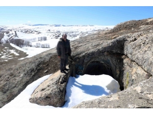 Esrarengiz Yeraltı Tüneli Gizemini Koruyor