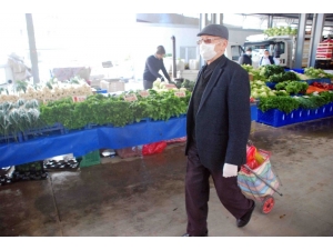 Yaşlılar Evden Çıkma Yasağına Uymadı, Pazar Alışverişine Çıktı