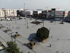 Esenyurt’ta Şeride Rağmen Banka Oturan Vatandaşlar Pes Dedirtti