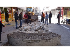 Kırıkhan’da Beton Banklar Söküldü