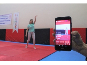 Korona Virüs Nedeniyle Evde Kalanlara Canlı Yayında ‘Zumba’ Dersi