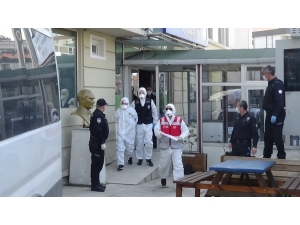 Hastanede Güvenlikçileri Bıçaklayan Şahıs Beyaz Tulum Ve Maske İle Adliyeye Sevk Edildi