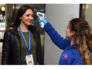 Mersin Büyükşehir Belediye Binasında Ateş Ölçümü Yapılıyor