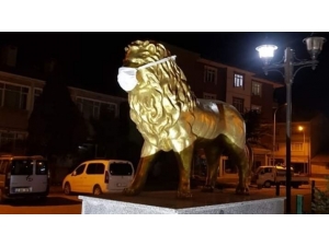 İlçenin Sembolü Aslan Heykeline Maske Taktılar